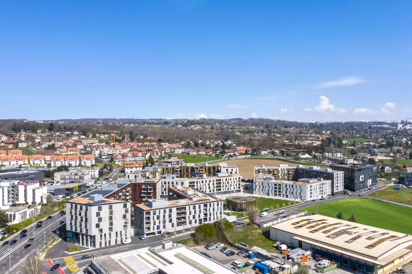 Vue aérienne du quartier OASSIS à Crissier, face au Léman et aux Alpes